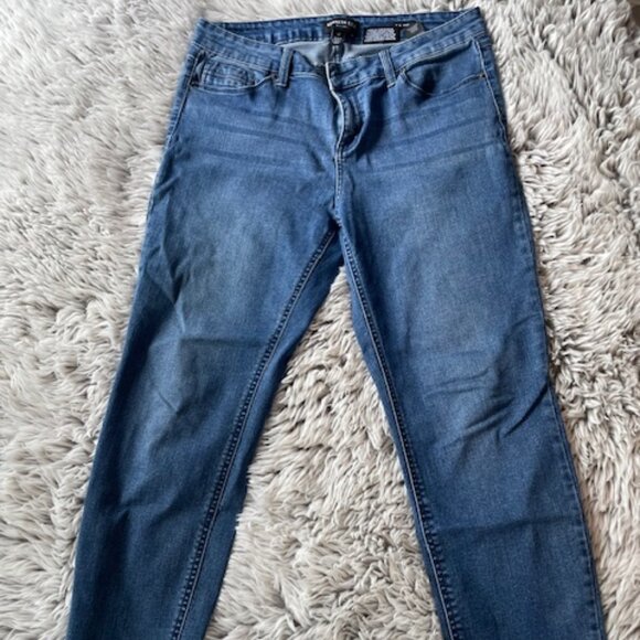Kenneth Cole Jess Skinny Cropped Raw Edge Jeans - Picture 1 of 6